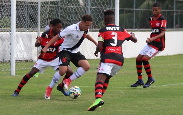 Marcado de perto pelos defensores rival, Marlon balançou as redes para o sub-14