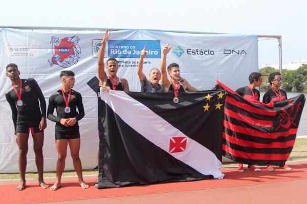 Vice-presidente de remo, Antônio Lopes, puxa o Casaca ao lado de Breno Felix e Brenno Borges