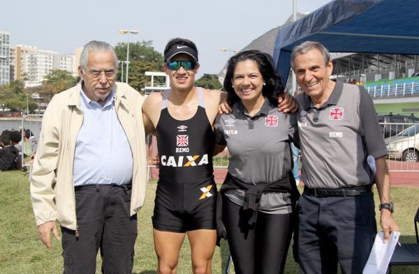 Alexis García ao lado do presidente Eurico Miranda, da diretora de remo Gracilia Portela e do vice-presidente de remo Antônio Lopes