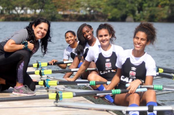 Vencedoras da prova Four Skiff sub-23 ao lado de Gracilia Portela