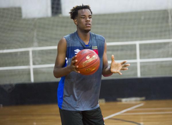 Atleta da base, Luiz Felipe é um dos atletas que vem treinando com o profissional