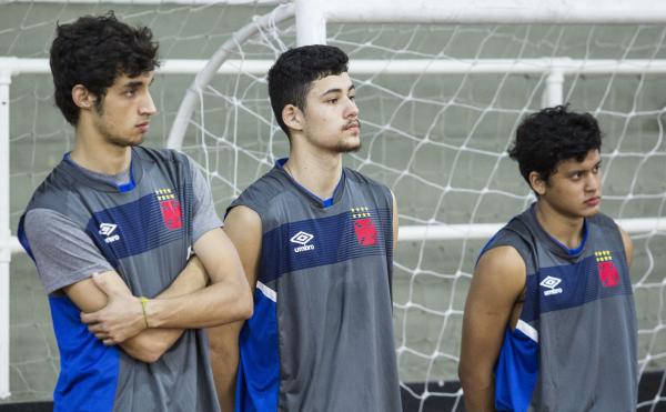 Matheus Henicka (esq), Victor Hugo (centro) e Adriano Medeiros (dir) são alguns dos jovens que participam dos treinamentos