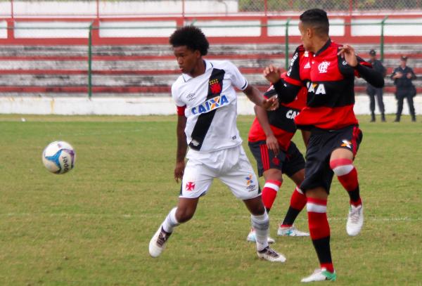 Alan Cardoso supera a marcação rubro-negra