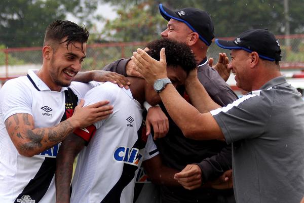 Marcus Alexandre (dir) faz carinho em Alan após 2º gol