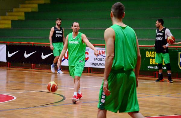 Fúlvio dá bastante orientações durante os treinos da seleção brasileira