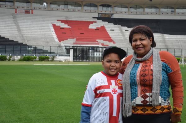 Pequeno Nathan posa ao lado da mãe no gramado do Caldeirão