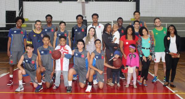 Equipe de Basquete do Vasco receberam com carinho os visitantes