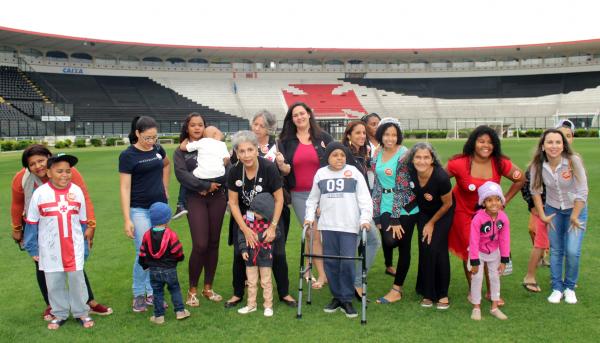 Familiares e crianças no gramado do Caldeirão