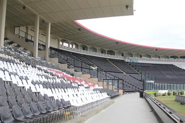 Cadeiras da social e do setor vip passaram por pinturas, assim como a marquise