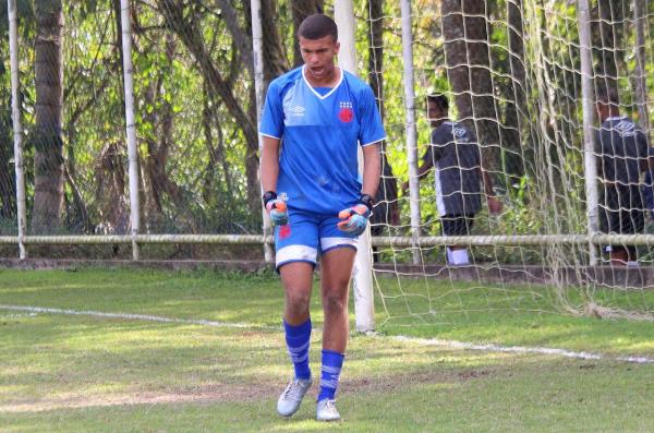 Cadu comemora desempenho em defesas de pênaltis diante do Fluminense