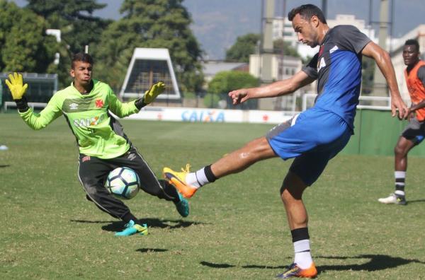 Cadu treinando com atletas da equipe principal do Vasco