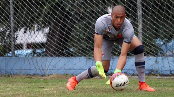  Lucão alcançou seu primeiro contrato profissional com o Vasco
