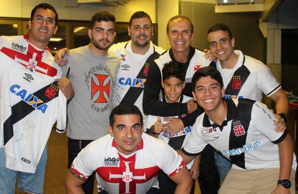 Gigantes posam ao lado do técnico Milton Mendes