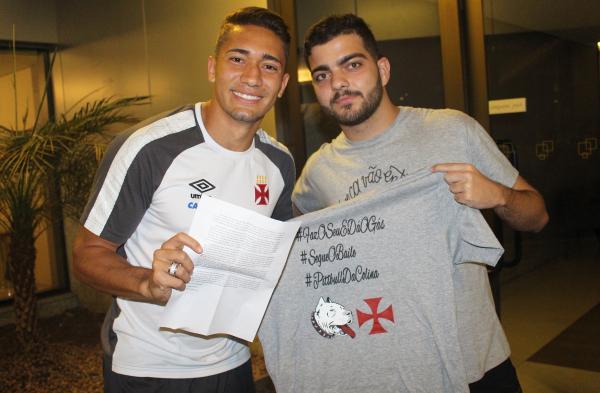 Jean recebe presente do sócio-torcedor Lucas Lobo