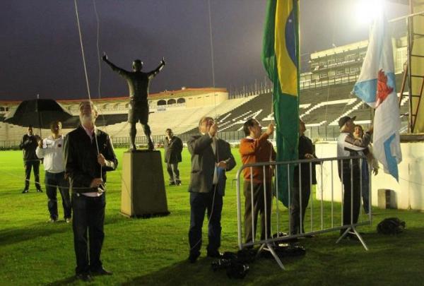 Bandeiras foram hasteadas no gramado de São Januário
