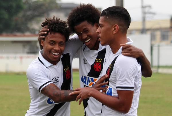 Paulo Vitor abraça Alan Cardoso e Evander em Moça Bonita