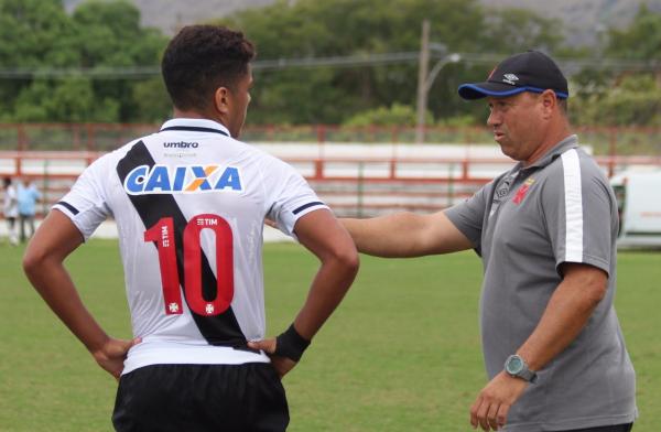 Marcus Alexandre orienta o jogador Evander