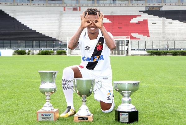 Atacante Paulo Vitor