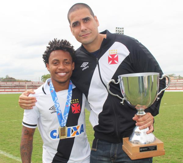 Álvaro Miranda posa ao lado de Paulo Vitor após o título