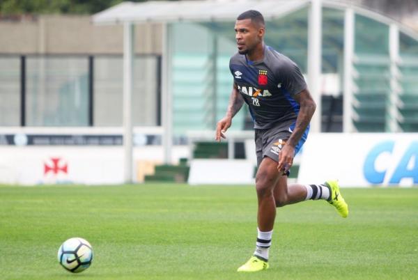 Zagueiro Breno durante as atividades desta semana, em São Januário