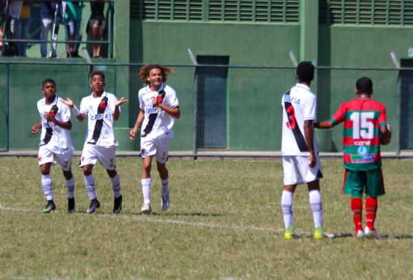 Joe, Vinícius e Victor Hugo festejam o quarto gol