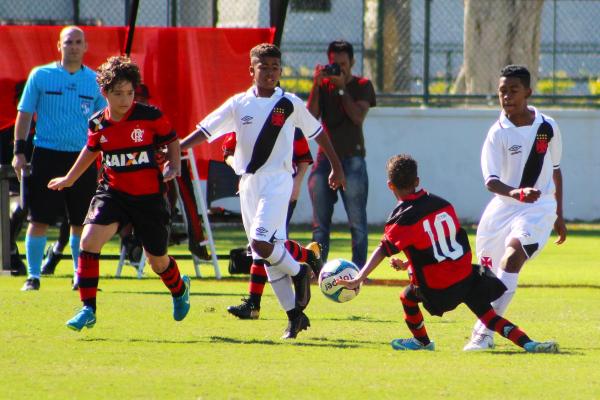 Observado por Matheus Ferreira, Rayan faz lançamento