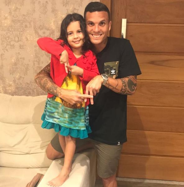 Ramon, lateral do Vasco, com a filha Antônia