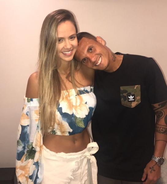 Ramon, lateral do Vasco, com a namorada Marina