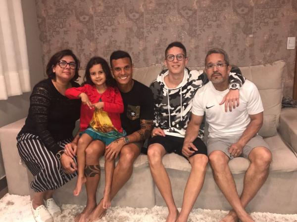 Ramon, lateral do Vasco, com sua filha, seus pais e seu irmão