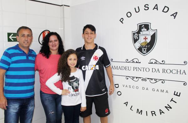 Róger junto o pai Paulo, a mãe Rita e a irmã Paula na Pousada do Almirante