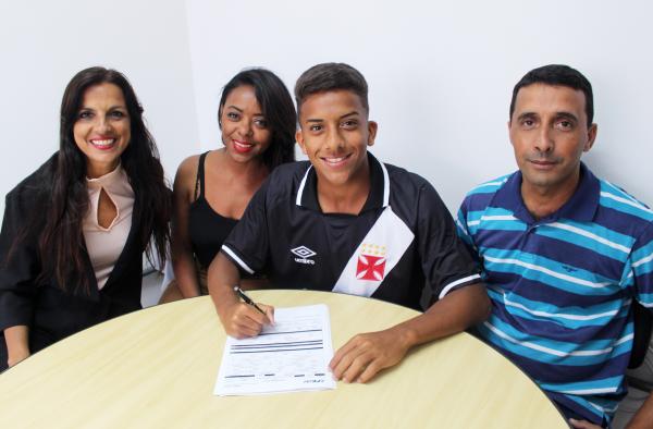 Ao lado da tia Geiza, da mãe Gláucia e do pai Windsor, Vinícius sela acordo com o Vasco
