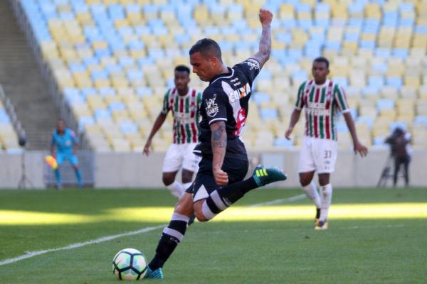 Ramon em lance que deu ao Vasco a vitória no clássico