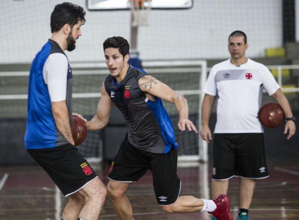 Dedé durante treinamento do Vasco