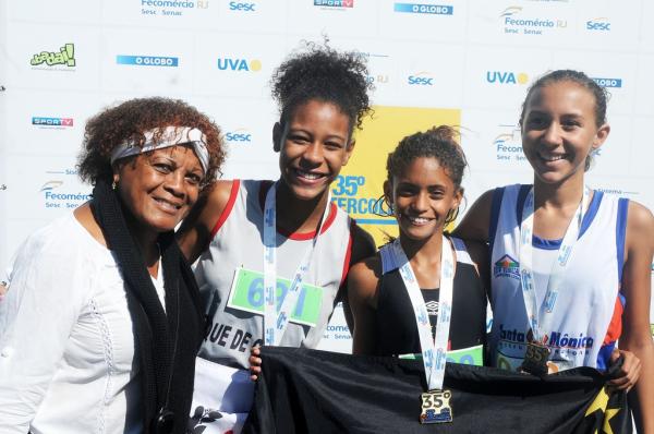 Coordenadora de atletismo Solange Chagas do Valle ao lado de Fabiana Soares, campeã nos 1000m rasos