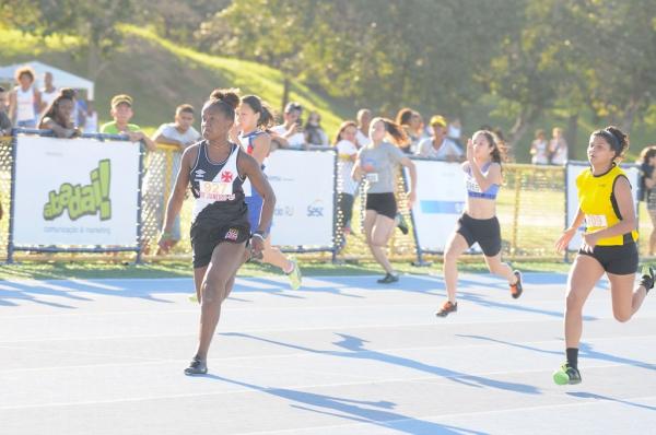 Maria Vitória foi campeã nos 100m rasos