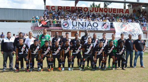 Equipe vascaína posa para foto oficial antes da bola rolar em Leolpodina