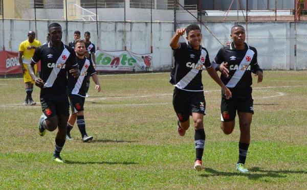 Wanderson, João Manoel, Léo Baiano e Breno comemoram um dos gols