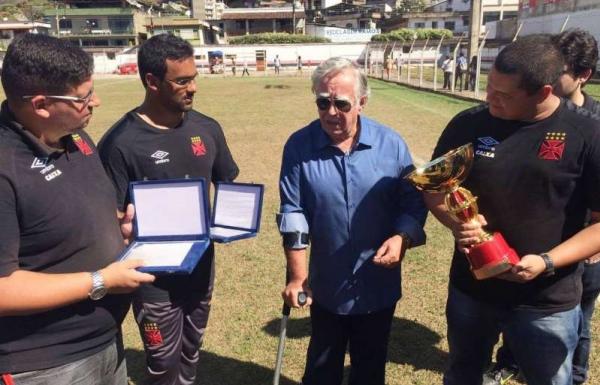 Witor Bastos, Pedro Soares e Alberto Tenan recebem troféu e placa de Bené Guedes, presidente do Ribeira Junquiera