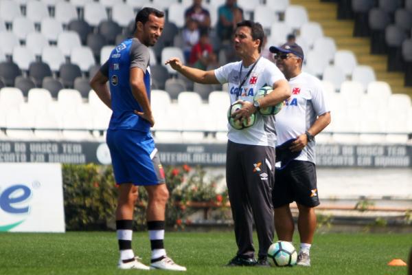 Observado por Nenê, Zé Ricardo orienta treino do Vasco