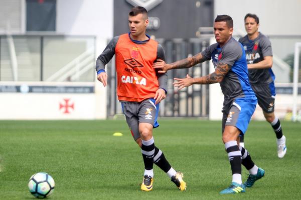 Wagner é marcado de perto por Ramon durante o treino