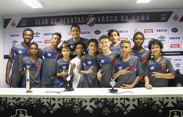 Jean ao lado dos atletas das categorias pré-mirim e mirim