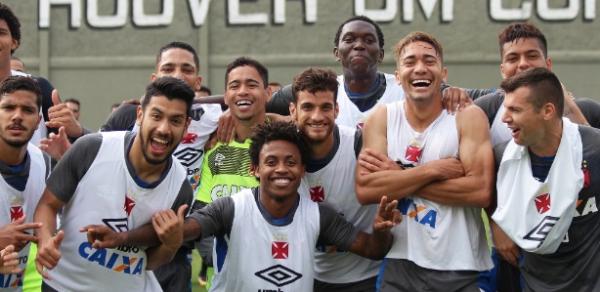 Andrés Rios em momento de descontração com elenco do Vasco
