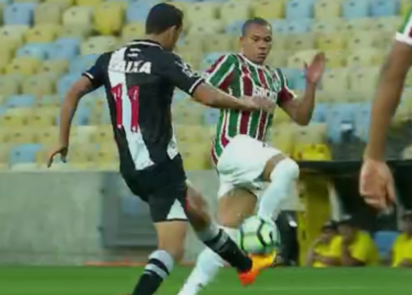 Nenê, do Vasco, acerta um lençol em Wellington, do Fluminense