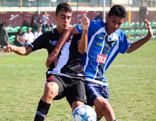 Matheus Lima disputa bola com jogador do São Carlos