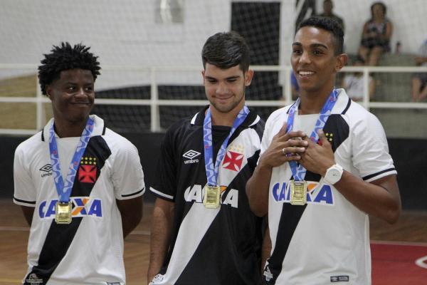 Robinho, Dudu e Rafael França exibiram com orgulho a medalha do Carioca sub-20