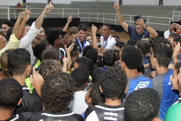 Trio puxou o casaca no vestiário após a atividade no Ginásio Vasco da Gama