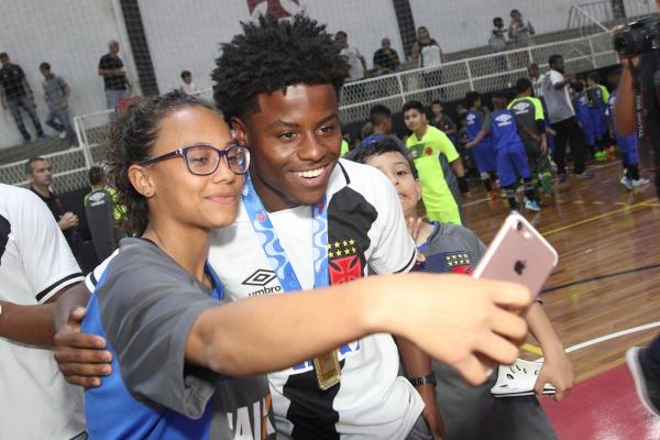 Robinho posa para selfie com jogadora da equipe sub-17 feminina