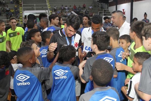 Dudu é cercado pelo pequenos jogadores das categorias iniciais