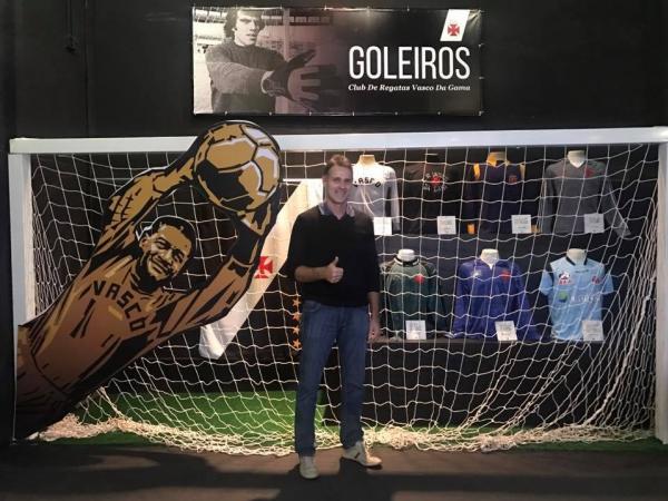 Carlos Germano posa na área exclusiva para os goleiros