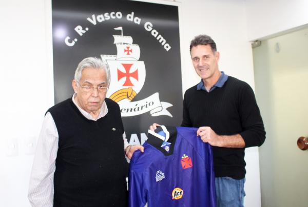 Presidente Eurico Miranda posa ao lado do Carlos Germano